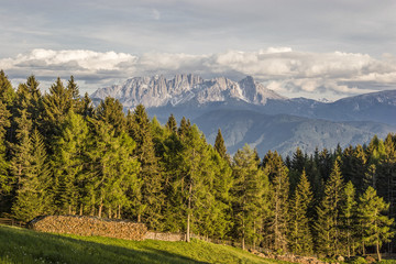 Fototapeta na wymiar Blick auf den Schlern und die Rosengartengruppe in Südtirol