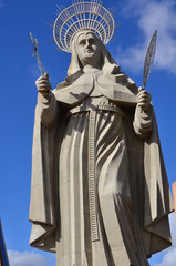 Obraz premium SANTA CRUZ, BRAZIL - September 25, 2017 - View of the courtyard of the largest Catholic statue in the world, the statue of Saint Rita of Cassia, 56 meters high, located in the northeastern backlands. 