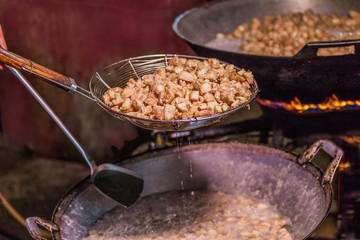 Fry the pork skin in a large frying pan on the stove.We will have a pork snack and lard.