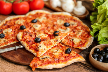 pizza fait maison tomate champignon olive noires et jambon 2