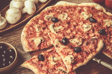 pizza fait maison tomate champignon olive noires et jambon 1