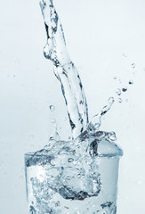 Obraz na płótnie Canvas water splash glass