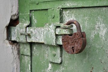 железная дверь, замок. iron door, lock