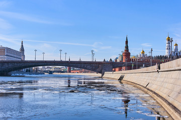 Naklejka na ściany i meble Bolshoy Moskvoretsky Bridge with Kremlin winter view in Moscow, Russia