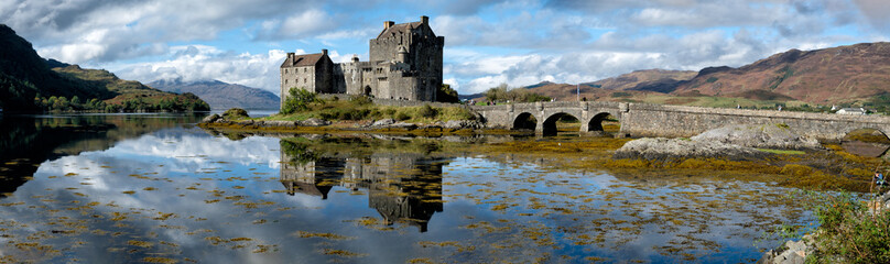 Fototapeta A panorama of the Eilean Donan Castle on a sunny afternoon in Scotland. obraz