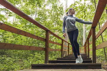 красивая молодая женщина занимается спортом в парке  © lufotolab