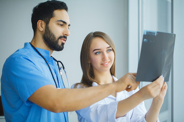 Obraz premium Doctors team examining a patient's x-ray