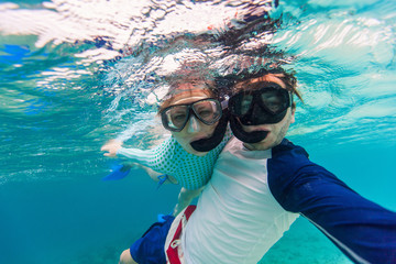 Obraz na płótnie Canvas Couple snorkeling