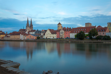 Obraz premium View from Danube on Regensburg's Skyline During Blue Hour
