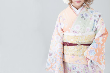 着物の若い日本人女性