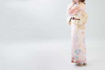 着物を着た若い日本人女性