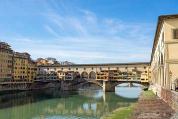 Fototapeta premium アルノ川とポンテヴェキオの風景