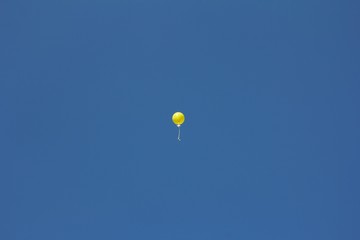 Bexiga solta com gás hélio no céu