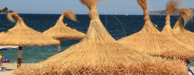 Sonnenschirme am Strand