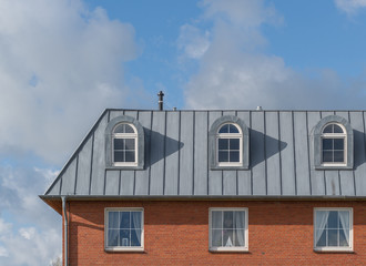 Dach eines Hauses aus Zinkblech