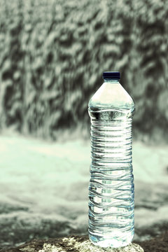 bouteille d'eau devant la source