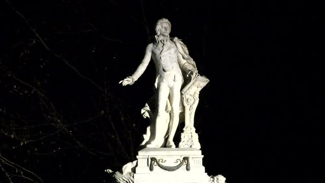 Mozart Denkmal Burggarten Wien bei Nacht