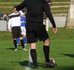 Fototapeta premium l'arbitre au coup d'envoi du match de football