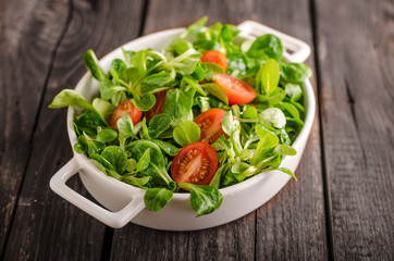 Lamb lettuce salad, tomatoes and herbs