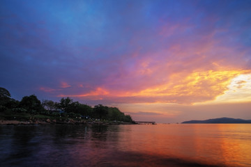 Fototapeta na wymiar The colorful sunset cloud at the evening beach.