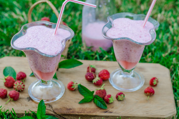 Strawberrie smoothie outside summer