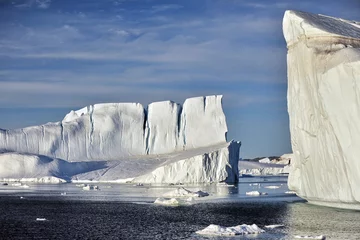 Deurstickers Groenland. Drijvende ijsbergen nabij de kust van Ilulissa © Oleksandr Umanskyi