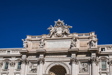 Obraz premium Dedication at Top of Trevi Fountain