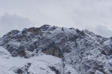 Schneebedeckte Berge in den bayrischen Alpen 