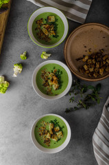Green cauliflower soup