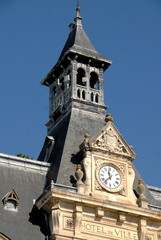 Fototapeta na wymiar Château-Thierry, ville du département de l'Aisne, clocher de l'Hotel de Ville, France