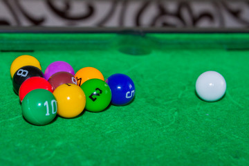 Children's pool table game with multicolored balls