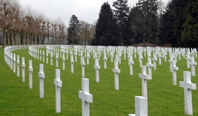 Fototapeta na wymiar Château-Thierry, cimetière américain et ses nombreuses croix blanches, ville du département de l'Aisne, France