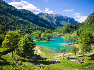 Jezioro Tenno otoczone włoskimi Alpami. - 198705251
