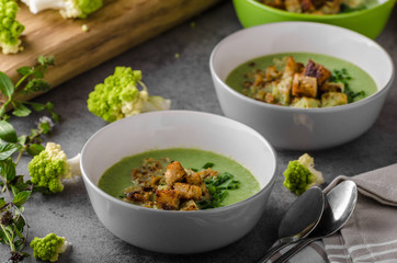 Green cauliflower soup