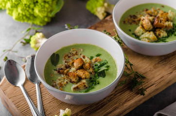 Green cauliflower soup