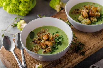 Green cauliflower soup