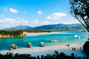 White sand beach crystal clear turquoise water at Kabira Bay, Ishigaki, Okinawa - obrazy, fototapety, plakaty