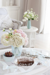 Выпечка лежит на столе в красивом интерьере