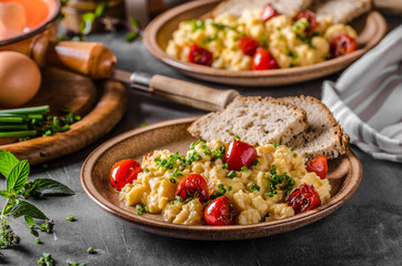 Scrambled eggs with herbs