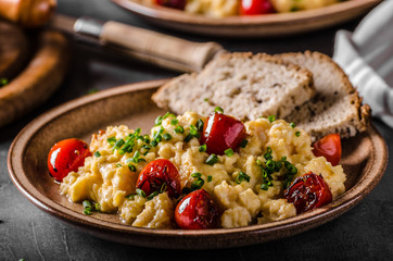 Scrambled eggs with herbs