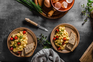 Scrambled eggs with herbs