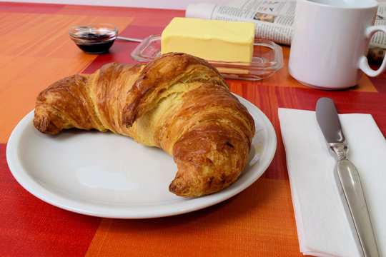 Frühstück mit Croissant