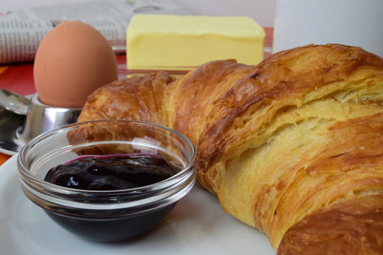 Frühstück mit Croissant
