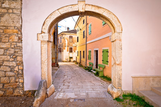 Town of Visnjan old stone gate and street