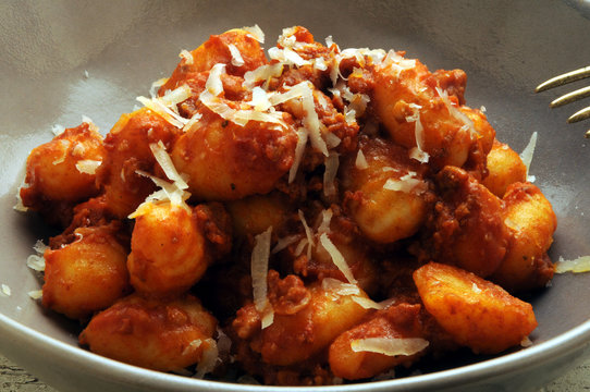 Gnocchi di patate al sugo di pomodoro e rag&ugrave; Gnocchi de patata con salsa de tomate Nhoque de batata com molho de tomate Cucina italiana Kartoffelgnocchi mit Tomatenso&szlig;e 