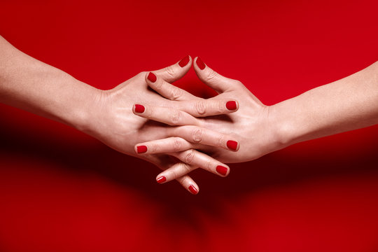 Femme main, fond rouge 