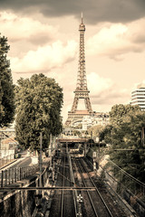 la Tour Eiffel vista da un ponte della metropolitana