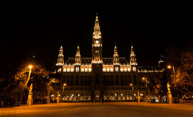 Fototapeta na wymiar Wiener Rathaus bei Nacht