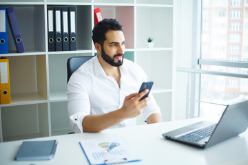 Obraz premium Self employed business person working from home