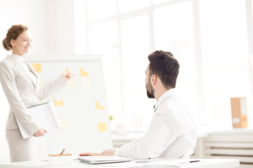 Obraz premium Businessman sitting at seminar and listening to the woman at office